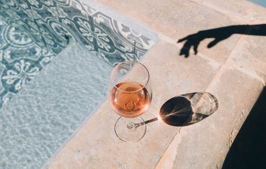 Vins légers et fruités pour l’apéro : la sélection fraîcheur vin et snack pour l’été